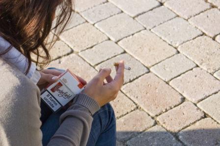 Rapaza fumando un cigarro