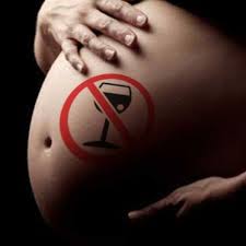 embarazada co símbolo de prohibido alcohol na sua barriga