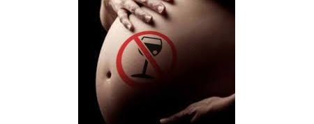 embarazada co símbolo de prohibido alcohol na sua barriga